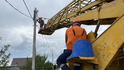 У Полтаві в мікрорайоні Яр прокладають освітлення на вулицях, де ніколи не було ліхтарів У Полтаві в мікрорайоні Яр прокладають освітлення на вулицях, де ніколи не було ліхтарів