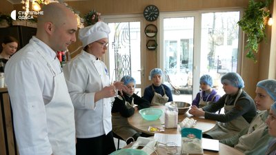 Кухар, тесляр, перукар: в Одесі діти та переселенці опановують професії