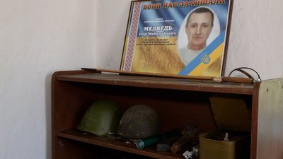 На Чернігівщині працює аматорський музей в хаті та без електрики, присвячений захисникам України На Чернігівщині працює аматорський музей в хаті та без електрики, присвячений захисникам України
