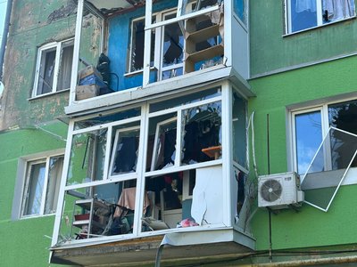 Прибирають скло й забивають вікна. У Павлограді долають наслідки дронової атаки Прибирають скло й забивають вікна. У Павлограді долають наслідки дронової атаки