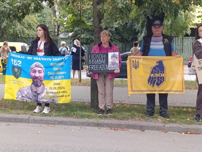 "Не мовчи. Полон вбиває!": у Бердичеві в День Незалежності провели акцію на підтримку полонених захисників України "Не мовчи. Полон вбиває!": у Бердичеві в День Незалежності провели акцію на підтримку полонених захисників України