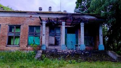 Поранення отримав чоловік з Сумщини, який розвозив пошту: армія РФ FPV-дроном атакувала Чернігівщину Поранення отримав чоловік з Сумщини, який розвозив пошту: армія РФ FPV-дроном атакувала Чернігівщину