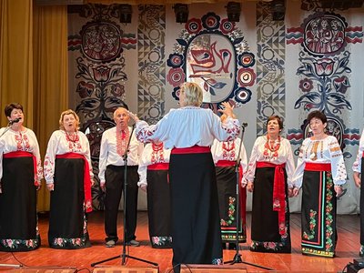"Зроблю з них хор Верьовки": як переселенка з Донеччини навчає співу сільський ансамбль на Черкащині "Зроблю з них хор Верьовки": як переселенка з Донеччини навчає співу сільський ансамбль на Черкащині