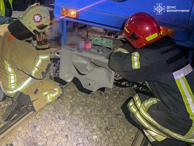 У Вінниці з-під трамвая деблокували тіло чоловіка У Вінниці з-під трамвая деблокували тіло чоловіка