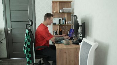 "Вночі підіймають і кажуть присідати 200 разів", – захисник на псевдо "Малиш" провів у полоні майже чотири роки "Вночі підіймають і кажуть присідати 200 разів", – захисник на псевдо "Малиш" провів у полоні майже чотири роки