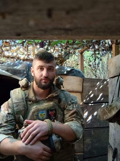 Батько загиблого оборонця з Вінниччини подарував побратимам сина автомобіль Батько загиблого оборонця з Вінниччини подарував побратимам сина автомобіль