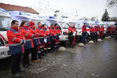 В Ужгороді медикам передали сім автомобілів швидкої допомоги, один з яких — реанімобіль В Ужгороді медикам передали сім автомобілів швидкої допомоги, один з яких — реанімобіль