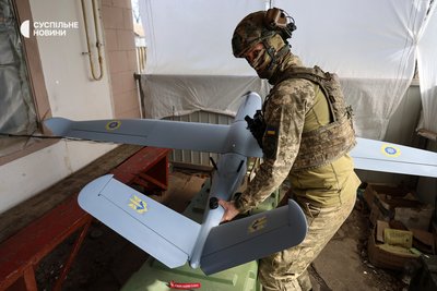 Військовий 34 ОБрБО з позивним "Шок" забирає безпілотник GOR, щоб віднести його на точку вильоту на Херсонщині Військовий 34 ОБрБО з позивним "Шок" забирає безпілотник GOR, щоб віднести його на точку вильоту на Херсонщині