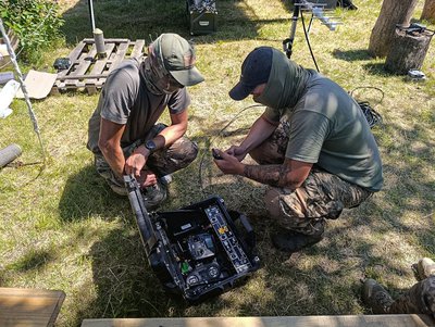 Військові ССО вчили підлітків керувати дронами Військові ССО вчили підлітків керувати дронами