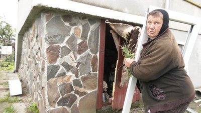 Без вікон та дверей. Як у селі на Франківщині мешкають люди після ракетного обстрілу РФ Без вікон та дверей. Як у селі на Франківщині мешкають люди після ракетного обстрілу РФ