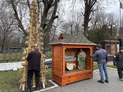 На Львівщині у Шептицькому встановили майже 4-метровий святковий сніп і різдвяну шопку На Львівщині у Шептицькому встановили майже 4-метровий святковий сніп і різдвяну шопку