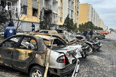 Вигорілі автівки та пошкоджені будинки: фото наслідків третьої поспіль російської атаки БпЛА по Одесі та передмістю