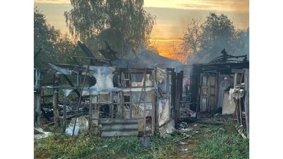 Згоріли будинок з авто, пошкоджені ферма та трактор: наслідки російських обстрілів на прикордонні Чернігівщини