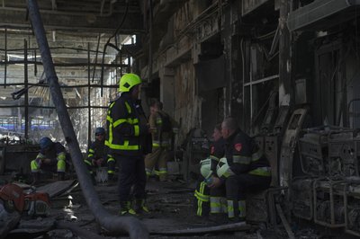 Рятувальники в епіцентрі у Харкові Рятувальники в епіцентрі у Харкові
