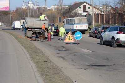 "Обережно, вибоїни!": у Луцьку водії скаржаться на стан доріг. Де стартував аварійний ремонт "Обережно, вибоїни!": у Луцьку водії скаржаться на стан доріг. Де стартував аварійний ремонт