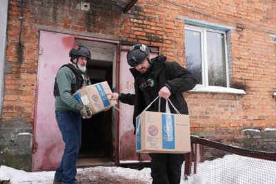 Волонтери організації "Троянда на руці" допомагають виносити речі, які родина бере з собою в евакуацію Волонтери організації "Троянда на руці" допомагають виносити речі, які родина бере з собою в евакуацію