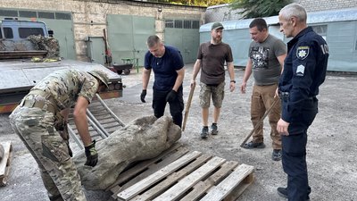 Половецька кам'яна статуя евакуйована з Донеччини Дніпро 7 вересня 2025 рік Половецька кам'яна статуя евакуйована з Донеччини Дніпро 7 вересня 2025 рік