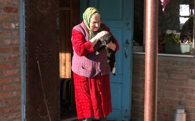 Килимкові доріжки в'яже волинянка Євгенія Демчук Килимкові доріжки в'яже волинянка Євгенія Демчук