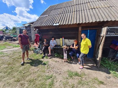 Готувати м'ясні страви для бійців на передову на обійстя Юрія Огороднього щодня приходить вісім односельців Готувати м'ясні страви для бійців на передову на обійстя Юрія Огороднього щодня приходить вісім односельців