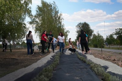 “Я знаю, що він живий”: у Лебедині на Сумщині з`явилася лавандова “Алея надії” “Я знаю, що він живий”: у Лебедині на Сумщині з`явилася лавандова “Алея надії”
