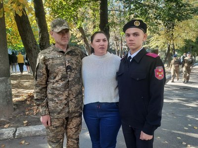 Учень ліцею "Сокіл" Олександр Антоненко з родиною Учень ліцею "Сокіл" Олександр Антоненко з родиною