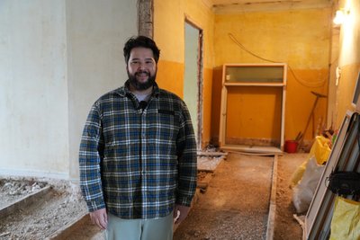 "Нікополь буде українським". Декоратор Дмитро Сколяров робить квартиру мрії під обстрілами на Дніпропетровщині "Нікополь буде українським". Декоратор Дмитро Сколяров робить квартиру мрії під обстрілами на Дніпропетровщині