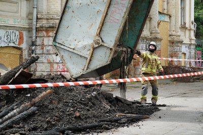 Рятувальник біля худмузею в Харкові під час робіт з консервації будівлі, 11 липня 2026 року Рятувальник біля худмузею в Харкові під час робіт з консервації будівлі, 11 липня 2026 року