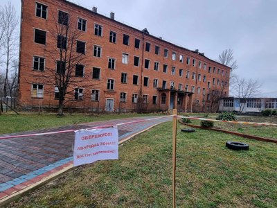 Надвірна, обвалений корпус, школа Надвірна, обвалений корпус, школа