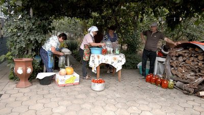 Приготували майже 800 банок: господині з Вінниччини консервують овочі для оборонців Приготували майже 800 банок: господині з Вінниччини консервують овочі для оборонців