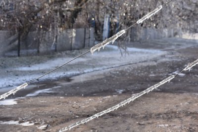 На Миколаївщині діють аварійні відключення світла через обледеніння проводів На Миколаївщині діють аварійні відключення світла через обледеніння проводів