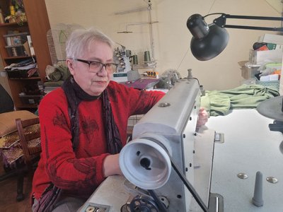 У Луцьку волонтери у квартирі шиють одяг для військових У Луцьку волонтери у квартирі шиють одяг для військових