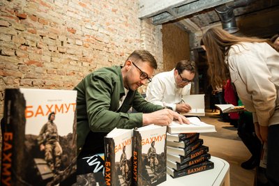 Новий "Сенс" на Хрещатику: як минув перший тиждень роботи та презентація книжки "Бахмут" Новий "Сенс" на Хрещатику: як минув перший тиждень роботи та презентація книжки "Бахмут"