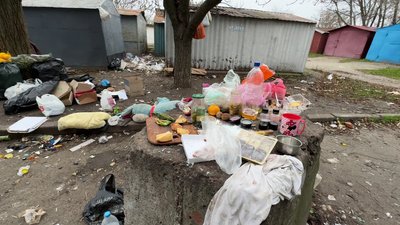 Сміття розкидане під деревами й висить на гіллі. У кропивницькому дворі утворився смітник Сміття розкидане під деревами й висить на гіллі. У кропивницькому дворі утворився смітник