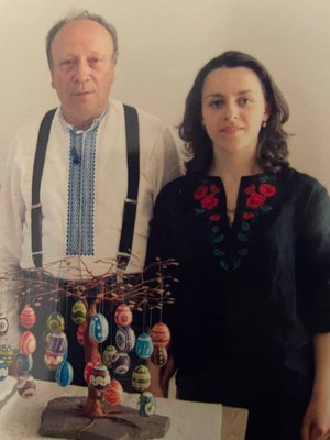 Створює писанки зі страусиних яєць: майстриня з Рівненщини розповіла про своє хобі