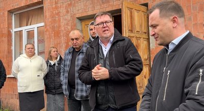 У Собіщицях батьки не пустили дітей до школи: тут сиплеться стеля та незавершений ремонт