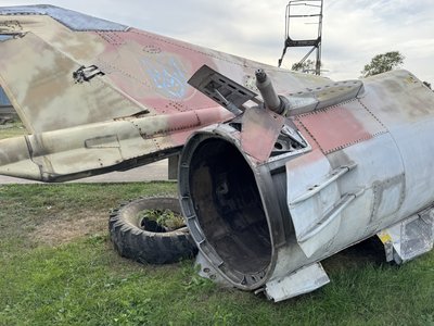 В Полтавському музеї важкої бомбардувальної авіації готують новий експонат – літак МіГ-23 В Полтавському музеї важкої бомбардувальної авіації готують новий експонат – літак МіГ-23