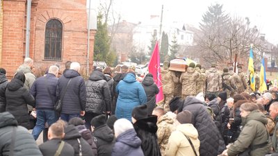 Загинув за п'ять днів після 30-річчя: у Хмельницькому попрощалися із військовим Богданом Гусаком Загинув за п'ять днів після 30-річчя: у Хмельницькому попрощалися із військовим Богданом Гусаком