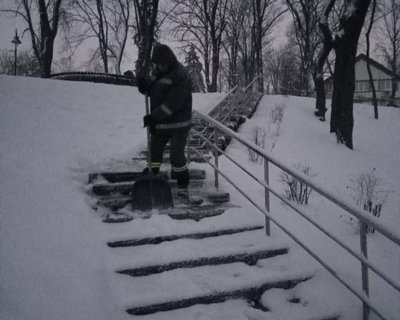У Києві через сніг та ожеледицю на дорогах затори У Києві через сніг та ожеледицю на дорогах затори