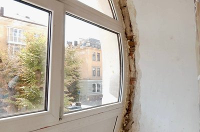 Пластикове замість старовинного: у тернопільській школі замінили вікно Пластикове замість старовинного: у тернопільській школі замінили вікно