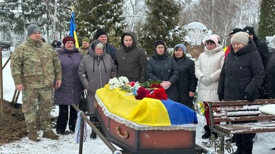 На Чернігівщині попрощалися з військовими Михайлом Новиком та Володимиром Лавриненком На Чернігівщині попрощалися з військовими Михайлом Новиком та Володимиром Лавриненком