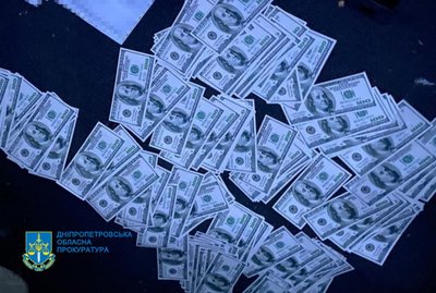 17 тисяч доларів США за сприяння у виїзді за кордон. Правоохоронці затримали жителя Дніпропетровщини 17 тисяч доларів США за сприяння у виїзді за кордон. Правоохоронці затримали жителя Дніпропетровщини