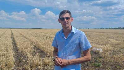 Жнива збір ранніх зернових культур врожай аграрії Донецька сільськогосподарська дослідна станція пшениця ячмінь поля директор Донецької сільськогосподарської дослідної станції Олександр Вінюков Донецька область Жнива збір ранніх зернових культур врожай аграрії Донецька сільськогосподарська дослідна станція пшениця ячмінь поля директор Донецької сільськогосподарської дослідної станції Олександр Вінюков Донецька область