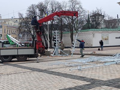 У Києві почали встановлювати головну ялинку країни