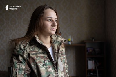 Військовослужбовиця підрозділу "Шквал" Анна із позивним "Ікс". Запоріжжя, березень 2026 року Військовослужбовиця підрозділу "Шквал" Анна із позивним "Ікс". Запоріжжя, березень 2026 року