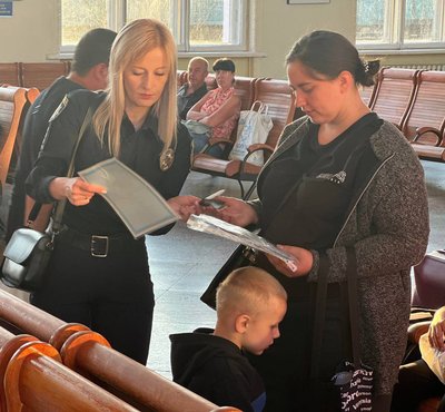 У Бердичеві на Житомирщині зустріли черговий потяг з евакуйованими жителями Донеччини У Бердичеві на Житомирщині зустріли черговий потяг з евакуйованими жителями Донеччини