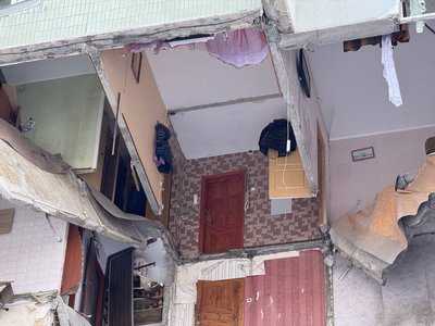 Зруйнований підїзд у Сумах по вулиці Героїв Крут демонтують Зруйнований підїзд у Сумах по вулиці Героїв Крут демонтують