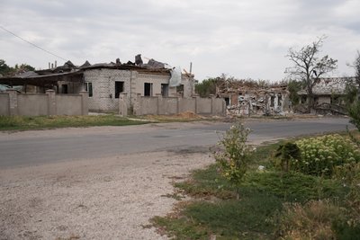 Ночують у полях через російські КАБи. Як живе прифронтова Павлівка Дніпропетровської області під постійними атаками РФ Ночують у полях через російські КАБи. Як живе прифронтова Павлівка Дніпропетровської області під постійними атаками РФ