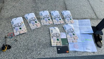 У Черкасах двох людей підозрюють у "вибиванні" коштів із родичів загиблих воїнів У Черкасах двох людей підозрюють у "вибиванні" коштів із родичів загиблих воїнів