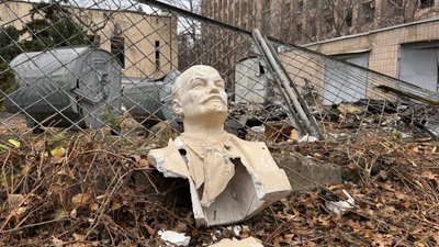 Бюст Леніну у дворах у центрі Харкова, що зазнав пошкоджень внаслідок російського ракетного удару, 25 листопада 2024 року Бюст Леніну у дворах у центрі Харкова, що зазнав пошкоджень внаслідок російського ракетного удару, 25 листопада 2024 року