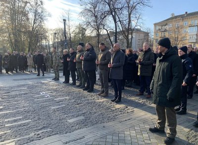 Зеленський та іноземні лідери у Києві вшанували пам’ять жертв Голодоморів Зеленський та іноземні лідери у Києві вшанували пам’ять жертв Голодоморів